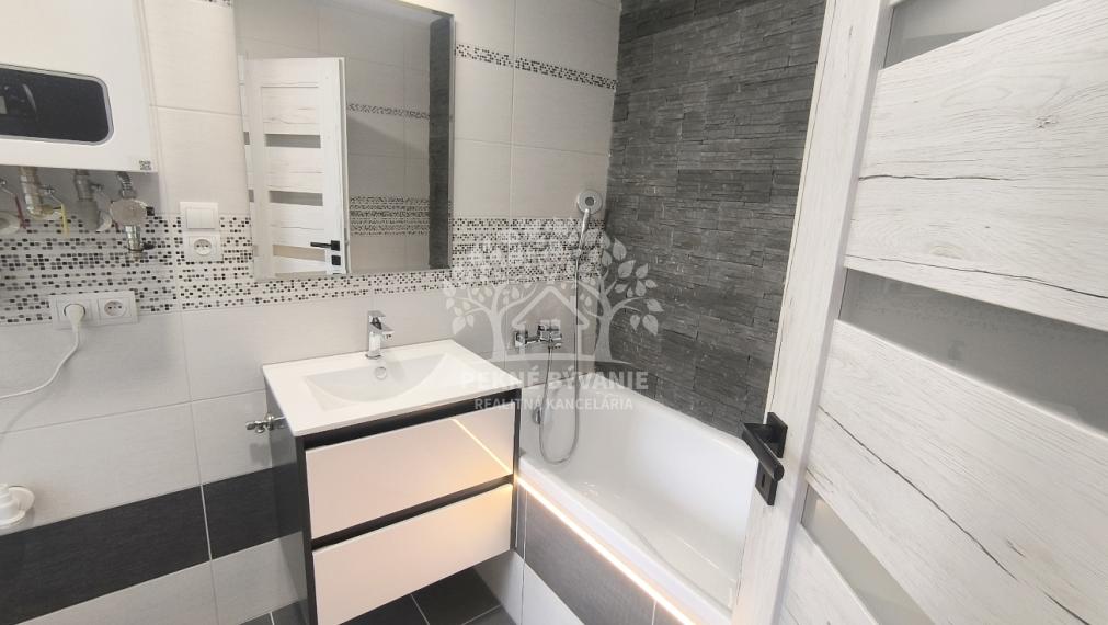 3 IZBOVÝ BYT 64,5 M2 PO PRÁVE UKONČENEJ KOMPLETNEJ KVALITNEJ A NADČASOVEJ REKONŠTRUKCII, BALKÓN, KÚPEĽŇA SO SPRCH.KÚTOM A VAŇOU, OKNOM, VLASTNÉ KÚRENIE CENTRUM BREZNO