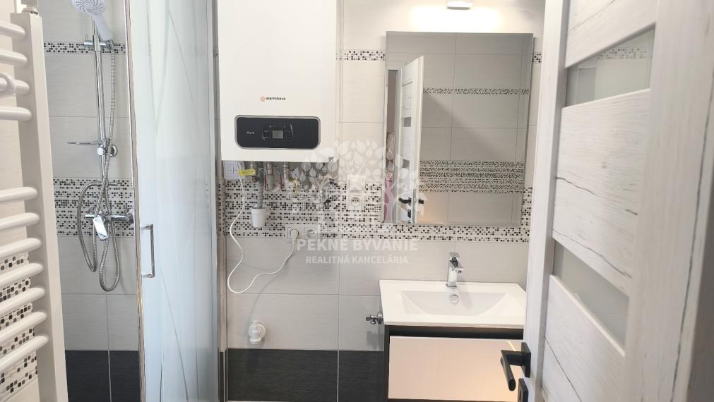 3 IZBOVÝ BYT 64,5 M2 PO PRÁVE UKONČENEJ KOMPLETNEJ KVALITNEJ A NADČASOVEJ REKONŠTRUKCII, BALKÓN, KÚPEĽŇA SO SPRCH.KÚTOM A VAŇOU, OKNOM, VLASTNÉ KÚRENIE CENTRUM BREZNO