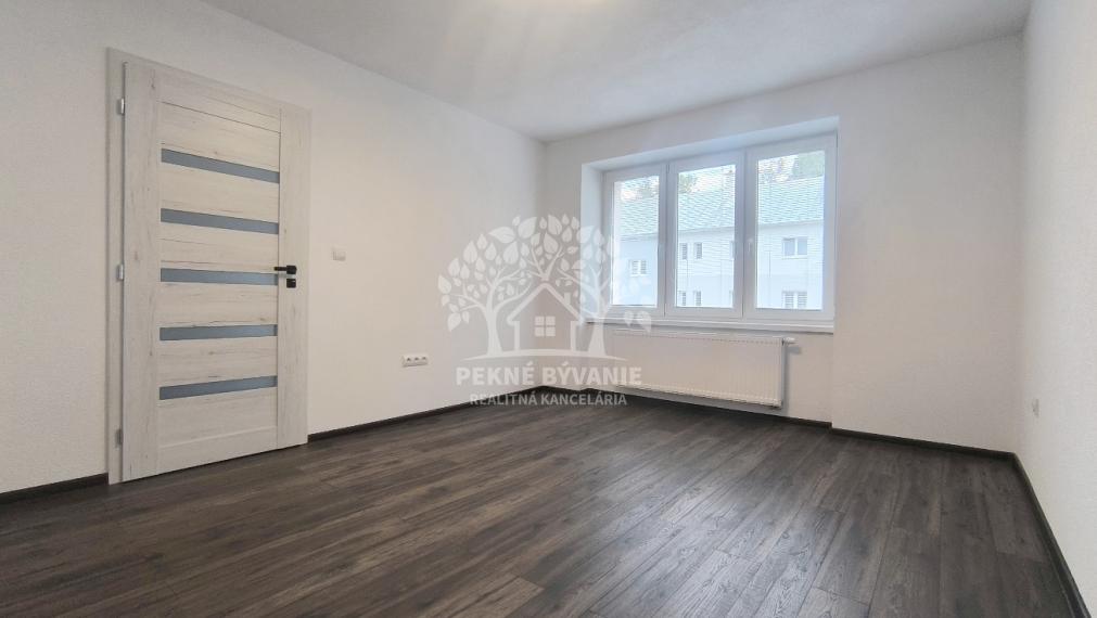 3 IZBOVÝ BYT 64,5 M2 PO PRÁVE UKONČENEJ KOMPLETNEJ KVALITNEJ A NADČASOVEJ REKONŠTRUKCII, BALKÓN, KÚPEĽŇA SO SPRCH.KÚTOM A VAŇOU, OKNOM, VLASTNÉ KÚRENIE CENTRUM BREZNO