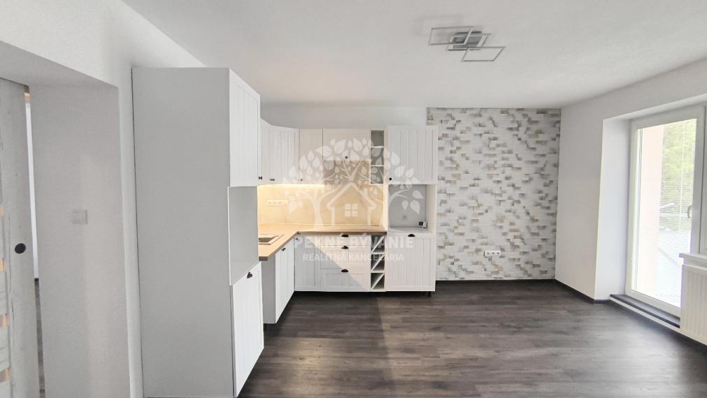 3 IZBOVÝ BYT 64,5 M2 PO PRÁVE UKONČENEJ KOMPLETNEJ KVALITNEJ A NADČASOVEJ REKONŠTRUKCII, BALKÓN, KÚPEĽŇA SO SPRCH.KÚTOM A VAŇOU, OKNOM, VLASTNÉ KÚRENIE CENTRUM BREZNO