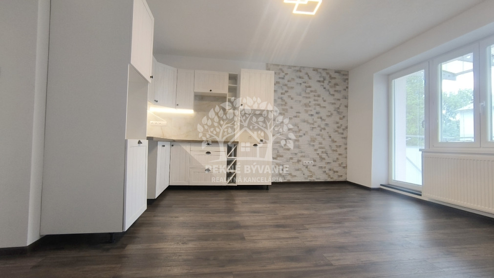REZERVOVANÉ! 3 IZBOVÝ BYT 64,5 M2 PO PRÁVE UKONČENEJ KOMPLETNEJ KVALITNEJ A NADČASOVEJ REKONŠTRUKCII, BALKÓN, KÚPEĽŇA SO SPRCH.KÚTOM A VAŇOU, OKNOM, VLASTNÉ KÚRENIE CENTRUM BREZNO