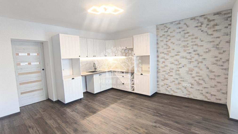3 IZBOVÝ BYT 64,5 M2 PO PRÁVE UKONČENEJ KOMPLETNEJ KVALITNEJ A NADČASOVEJ REKONŠTRUKCII, BALKÓN, KÚPEĽŇA SO SPRCH.KÚTOM A VAŇOU, OKNOM, VLASTNÉ KÚRENIE CENTRUM BREZNO