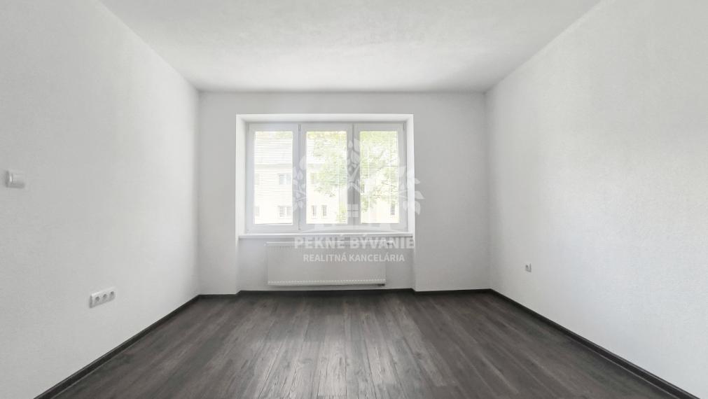3 IZBOVÝ BYT 64,5 M2 PO PRÁVE UKONČENEJ KOMPLETNEJ KVALITNEJ A NADČASOVEJ REKONŠTRUKCII, BALKÓN, KÚPEĽŇA SO SPRCH.KÚTOM A VAŇOU, OKNOM, VLASTNÉ KÚRENIE CENTRUM BREZNO