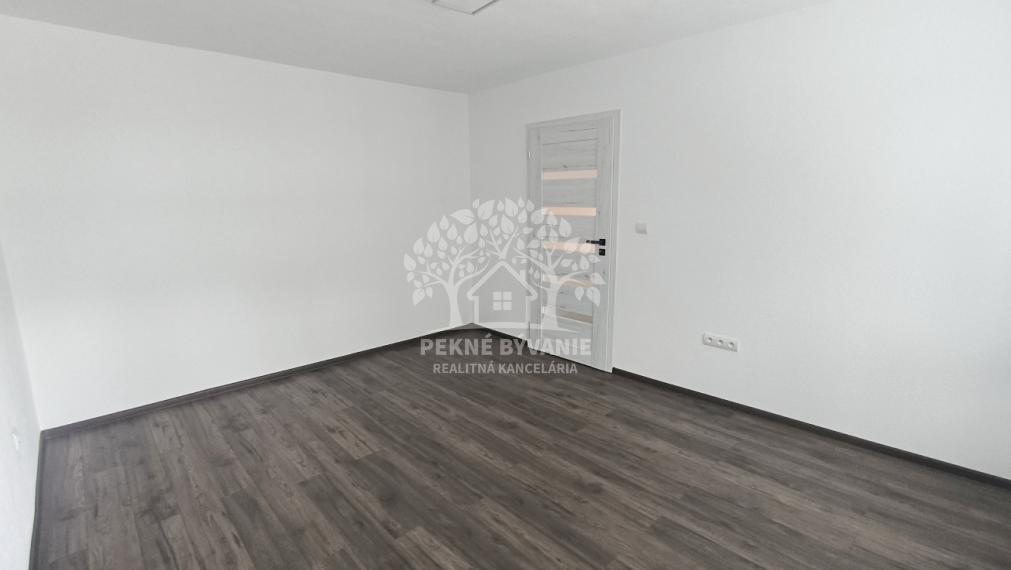 3 IZBOVÝ BYT 64,5 M2 PO PRÁVE UKONČENEJ KOMPLETNEJ KVALITNEJ A NADČASOVEJ REKONŠTRUKCII, BALKÓN, KÚPEĽŇA SO SPRCH.KÚTOM A VAŇOU, OKNOM, VLASTNÉ KÚRENIE CENTRUM BREZNO