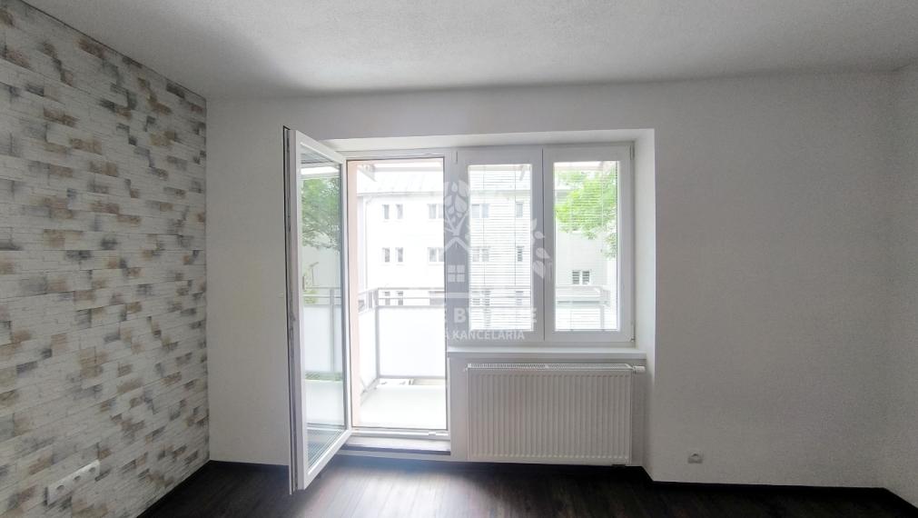 3 IZBOVÝ BYT 64,5 M2 PO PRÁVE UKONČENEJ KOMPLETNEJ KVALITNEJ A NADČASOVEJ REKONŠTRUKCII, BALKÓN, KÚPEĽŇA SO SPRCH.KÚTOM A VAŇOU, OKNOM, VLASTNÉ KÚRENIE CENTRUM BREZNO