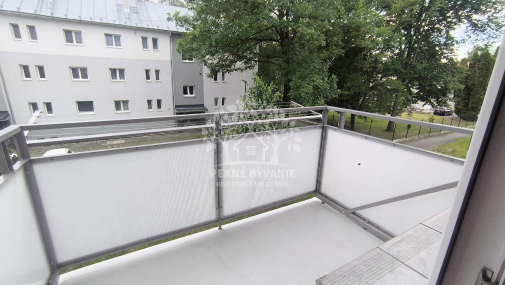 3 IZBOVÝ BYT 64,5 M2 PO PRÁVE UKONČENEJ KOMPLETNEJ KVALITNEJ A NADČASOVEJ REKONŠTRUKCII, BALKÓN, KÚPEĽŇA SO SPRCH.KÚTOM A VAŇOU, OKNOM, VLASTNÉ KÚRENIE CENTRUM BREZNO