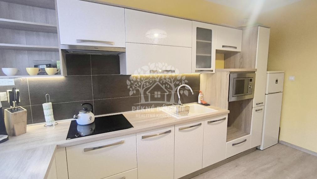 PRIPRAVUJEME DO PONUKY VEĽKÝ 3 IZBOVÝ BYT 84 M2 PO KOMPLETNEJ REKONŠTRUKCII LÓDŹIA VÝŤAH S GARÁŽOU V CENTRE - VALASKÁ