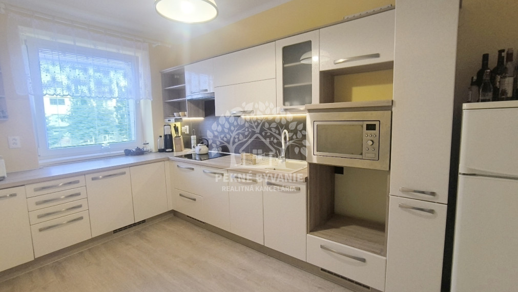 PREDANÉ!! JEDINEČNÝ VEĽKÝ 3 IZBOVÝ BYT 84 M2 PO KOMPLETNEJ REKONŠTRUKCII LÓDŹIA VÝŤAH S GARÁŽOU V CENTRE - VALASKÁ HOREHRONIE