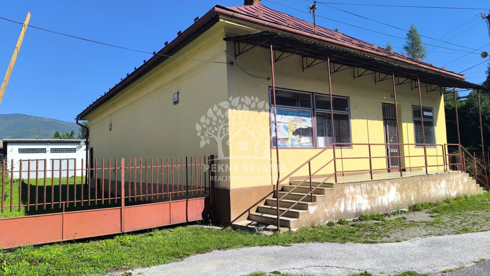 AKTUALIZÁCIA CENY!! VÝHODNÁ INVESTÍCIA: ZAUJÍMAVÁ NEHNUTEĽNOSŤ VHODNÁ NA MNOHO VYUŽITÍ!! KRÁSNA ROVINATÁ SLNEČNÁ ZÁHRADA, TRI GARÁŽE, PRI PLYTKOM POTOČIKU