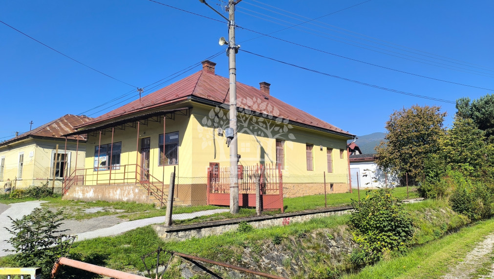 AKTUALIZÁCIA CENY!! VÝHODNÁ INVESTÍCIA: ZAUJÍMAVÁ NEHNUTEĽNOSŤ VHODNÁ NA MNOHO VYUŽITÍ!! KRÁSNA ROVINATÁ SLNEČNÁ ZÁHRADA, TRI GARÁŽE, PRI PLYTKOM POTOČIKU