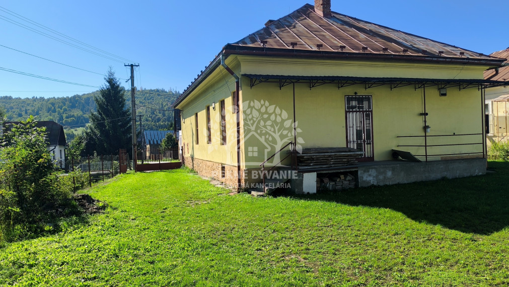 AKTUALIZÁCIA CENY!! VÝHODNÁ INVESTÍCIA: ZAUJÍMAVÁ NEHNUTEĽNOSŤ VHODNÁ NA MNOHO VYUŽITÍ!! KRÁSNA ROVINATÁ SLNEČNÁ ZÁHRADA, TRI GARÁŽE, PRI PLYTKOM POTOČIKU