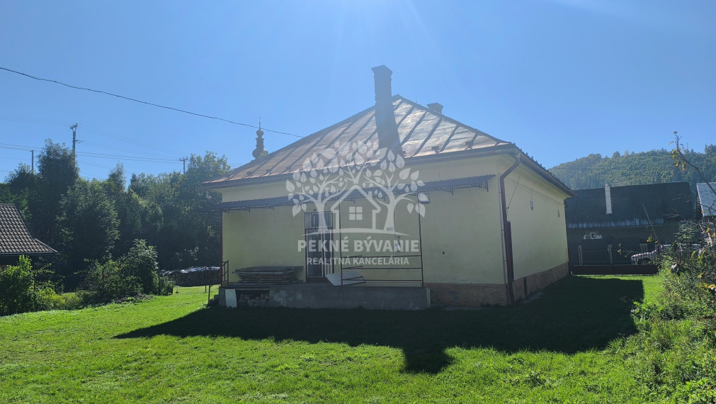 AKTUALIZÁCIA CENY!! VÝHODNÁ INVESTÍCIA: ZAUJÍMAVÁ NEHNUTEĽNOSŤ VHODNÁ NA MNOHO VYUŽITÍ!! KRÁSNA ROVINATÁ SLNEČNÁ ZÁHRADA, TRI GARÁŽE, PRI PLYTKOM POTOČIKU