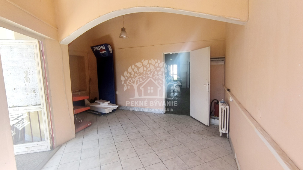 AKTUALIZÁCIA CENY!! VÝHODNÁ INVESTÍCIA: ZAUJÍMAVÁ NEHNUTEĽNOSŤ VHODNÁ NA MNOHO VYUŽITÍ!! KRÁSNA ROVINATÁ SLNEČNÁ ZÁHRADA, TRI GARÁŽE, PRI PLYTKOM POTOČIKU