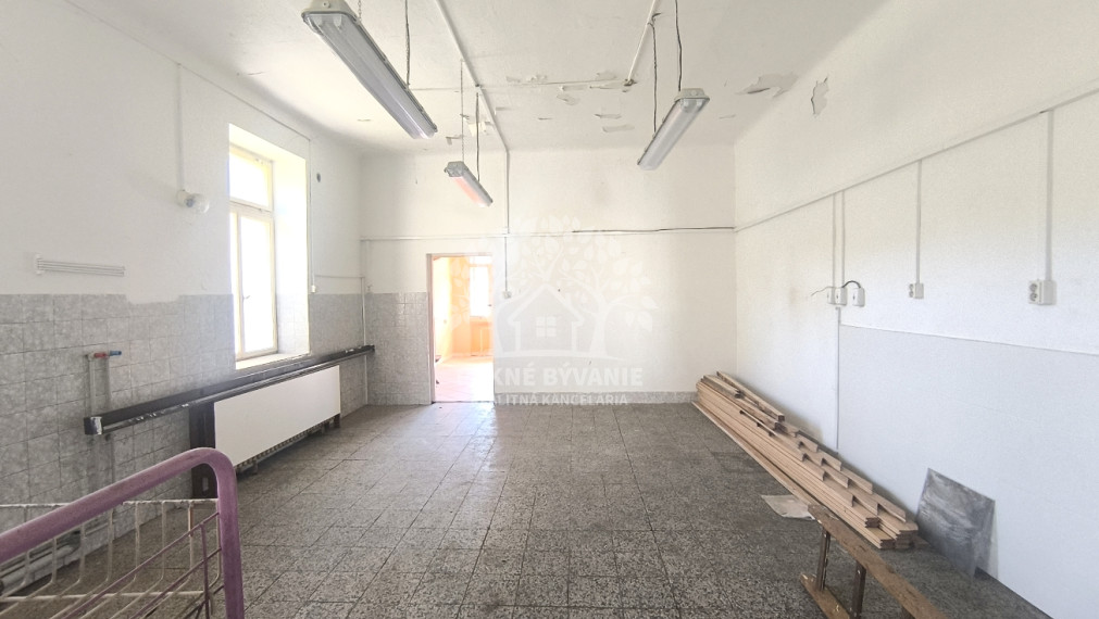 AKTUALIZÁCIA CENY!! VÝHODNÁ INVESTÍCIA: ZAUJÍMAVÁ NEHNUTEĽNOSŤ VHODNÁ NA MNOHO VYUŽITÍ!! KRÁSNA ROVINATÁ SLNEČNÁ ZÁHRADA, TRI GARÁŽE, PRI PLYTKOM POTOČIKU