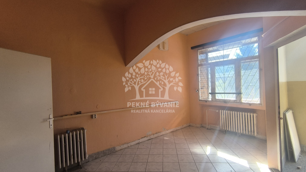 AKTUALIZÁCIA CENY!! VÝHODNÁ INVESTÍCIA: ZAUJÍMAVÁ NEHNUTEĽNOSŤ VHODNÁ NA MNOHO VYUŽITÍ!! KRÁSNA ROVINATÁ SLNEČNÁ ZÁHRADA, TRI GARÁŽE, PRI PLYTKOM POTOČIKU