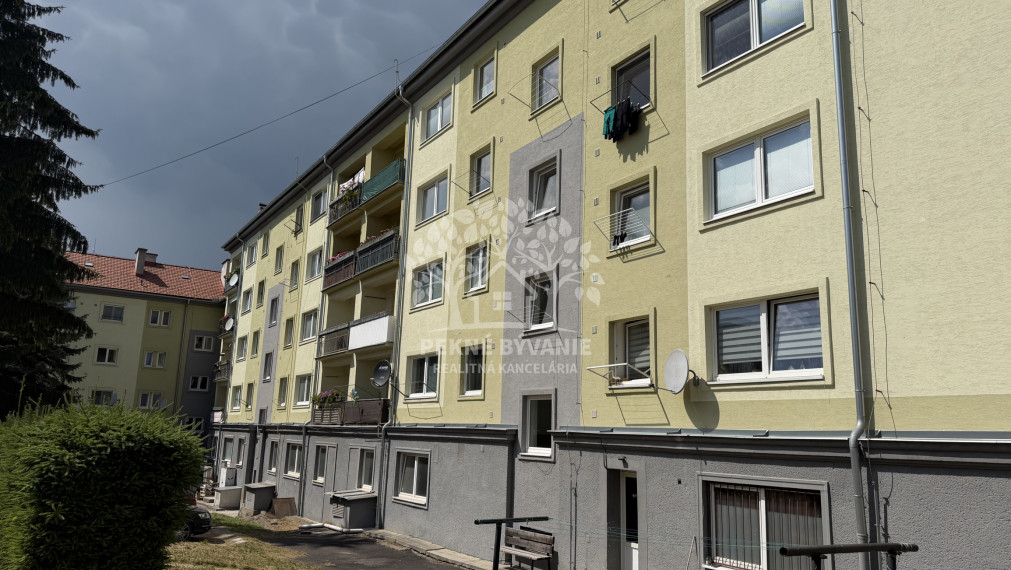 JEDINEČNÝ VEĽKÝ 3 IZBOVÝ BYT 84 M2 PO KOMPLETNEJ REKONŠTRUKCII LÓDŹIA VÝŤAH S GARÁŽOU V CENTRE - VALASKÁ HOREHRONIE