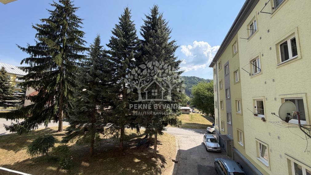 JEDINEČNÝ VEĽKÝ 3 IZBOVÝ BYT 84 M2 PO KOMPLETNEJ REKONŠTRUKCII LÓDŹIA VÝŤAH S GARÁŽOU V CENTRE - VALASKÁ HOREHRONIE
