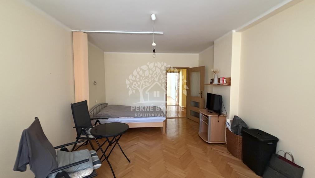 JEDINEČNÝ VEĽKÝ 3 IZBOVÝ BYT 84 M2 PO KOMPLETNEJ REKONŠTRUKCII LÓDŹIA VÝŤAH S GARÁŽOU V CENTRE - VALASKÁ HOREHRONIE