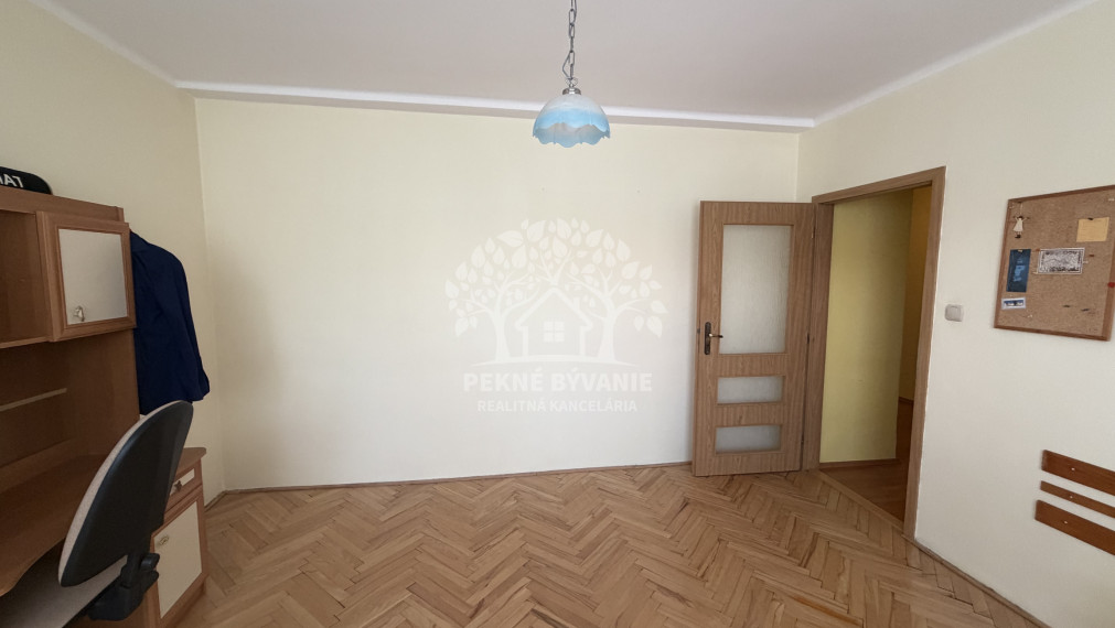 JEDINEČNÝ VEĽKÝ 3 IZBOVÝ BYT 84 M2 PO KOMPLETNEJ REKONŠTRUKCII LÓDŹIA VÝŤAH S GARÁŽOU V CENTRE - VALASKÁ HOREHRONIE