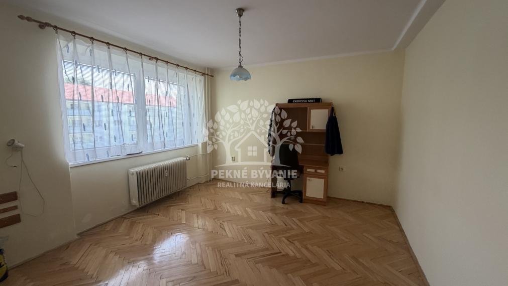 JEDINEČNÝ VEĽKÝ 3 IZBOVÝ BYT 84 M2 PO KOMPLETNEJ REKONŠTRUKCII LÓDŹIA VÝŤAH S GARÁŽOU V CENTRE - VALASKÁ HOREHRONIE