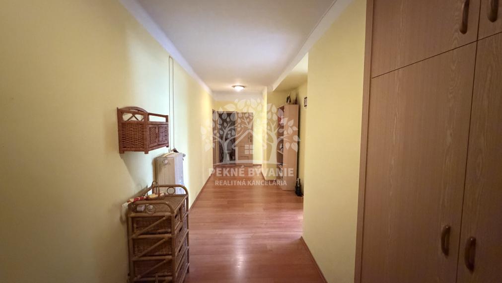 JEDINEČNÝ VEĽKÝ 3 IZBOVÝ BYT 84 M2 PO KOMPLETNEJ REKONŠTRUKCII LÓDŹIA VÝŤAH S GARÁŽOU V CENTRE - VALASKÁ HOREHRONIE