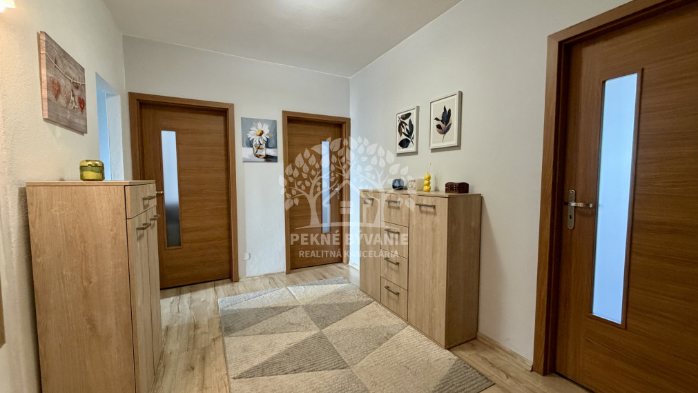 NEPREHLIADNITE-na predaj 4 izbový byt v top lokalite centra Brezna s veľkorysou výmerou 104m2!