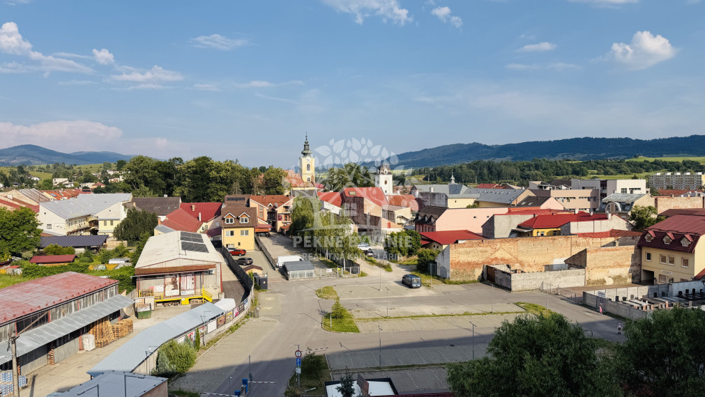 NEPREHLIADNITE-na predaj 4 izbový byt v top lokalite centra Brezna s veľkorysou výmerou 104m2!
