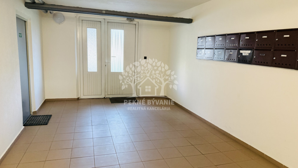 NEPREHLIADNITE-na predaj 4 izbový byt v top lokalite centra Brezna s veľkorysou výmerou 104m2!