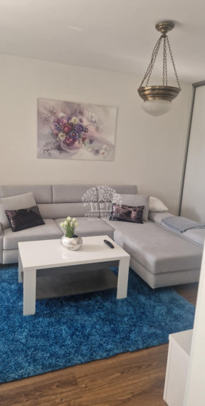 Na prenájom- 1 izbový útulný a zrekonštruovaný byt so zariadením a balkónom v centre Brezna