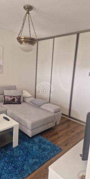 Na prenájom- 1 izbový útulný a zrekonštruovaný byt so zariadením a balkónom v centre Brezna