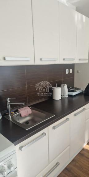 Na prenájom- 1 izbový útulný a zrekonštruovaný byt so zariadením a balkónom v centre Brezna