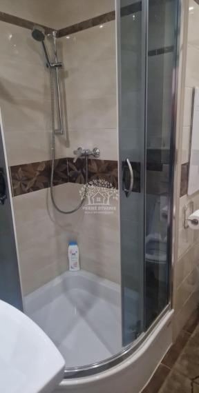 Na prenájom- 1 izbový útulný a zrekonštruovaný byt so zariadením a balkónom v centre Brezna