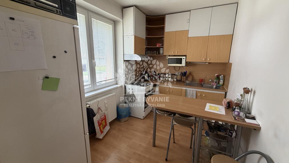 V centre Brezna ponúkame na predaj 3 izbový byt, 2 pivnice,veľa zelene