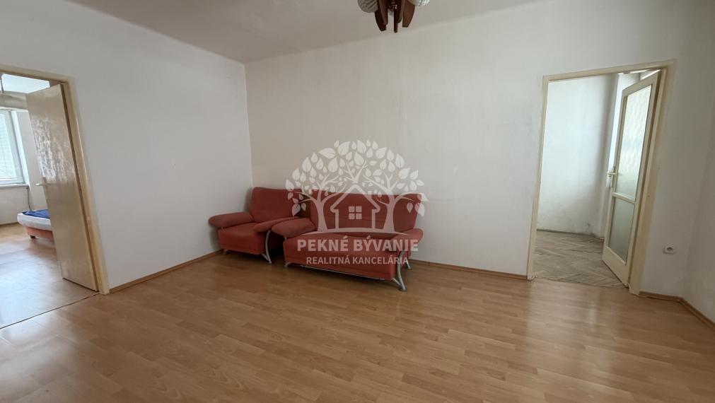 V centre Brezna ponúkame na predaj 3 izbový byt, 2 pivnice,veľa zelene