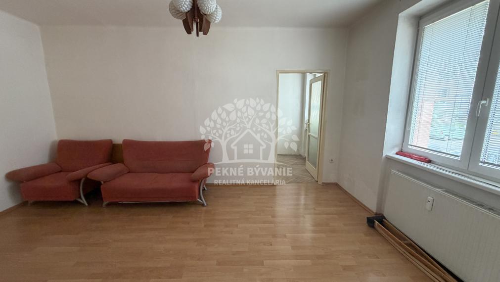 V centre Brezna ponúkame na predaj 3 izbový byt, 2 pivnice,veľa zelene