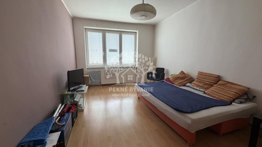 V centre Brezna ponúkame na predaj 3 izbový byt, 2 pivnice,veľa zelene