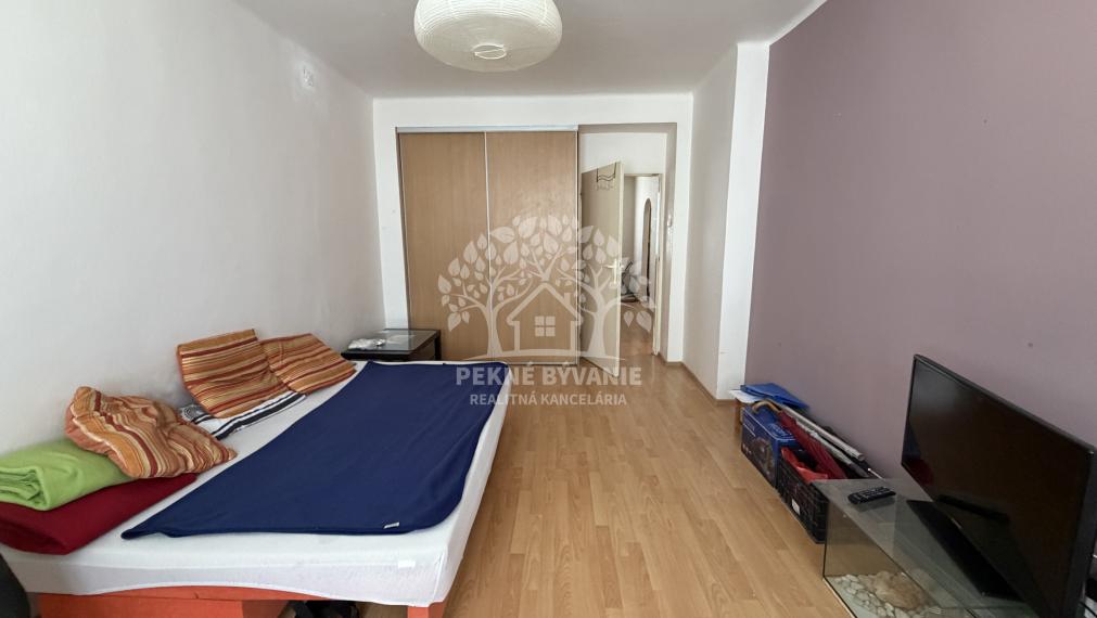 V centre Brezna ponúkame na predaj 3 izbový byt, 2 pivnice,veľa zelene