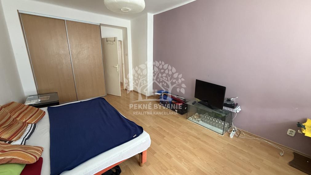 V centre Brezna ponúkame na predaj 3 izbový byt, 2 pivnice,veľa zelene