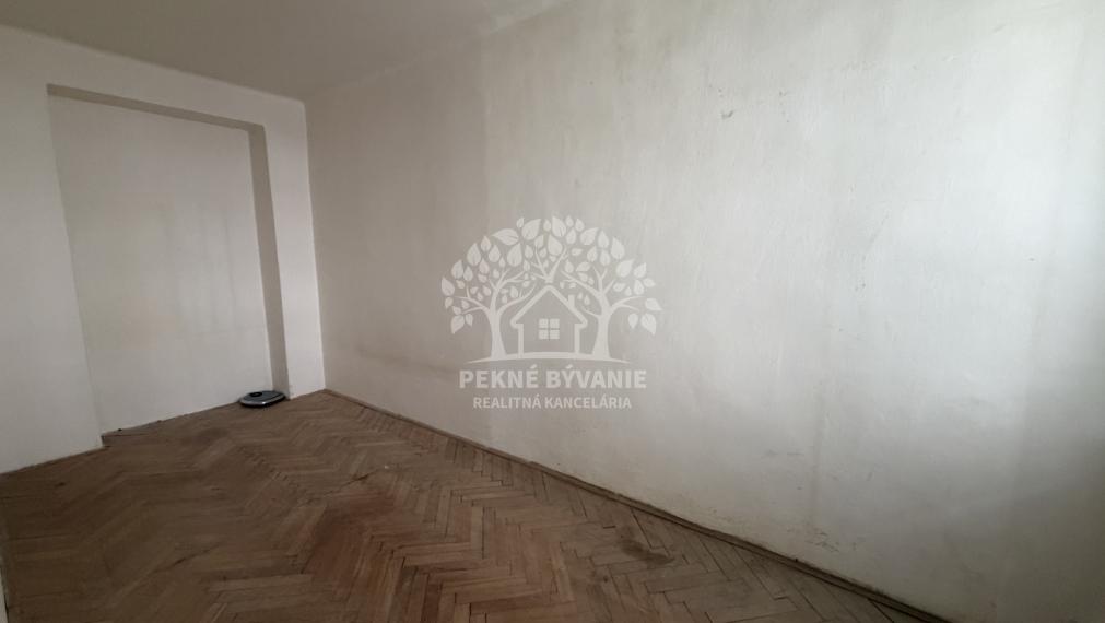 V centre Brezna ponúkame na predaj 3 izbový byt, 2 pivnice,veľa zelene