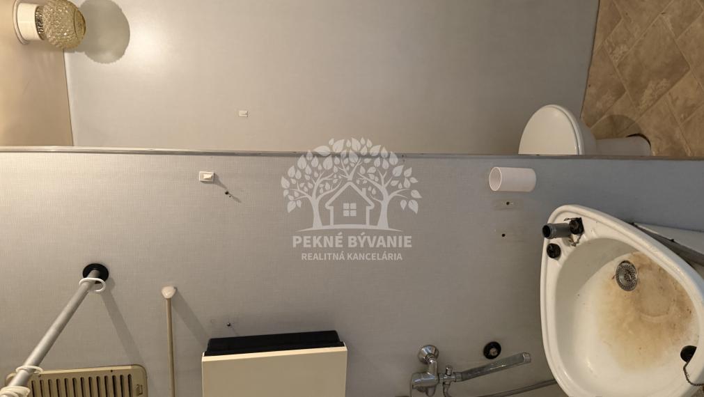 Ponúkame na prenájom 1 izbový byt v centre Brezna,s veľkým balkónom,nezariadený