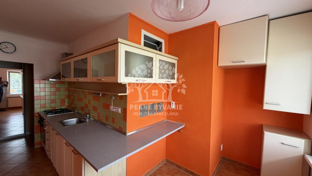 Ponúkame prenájom 2 izbového bytu po rekonštrukcii v Brezne, 64m2,veľký balkón