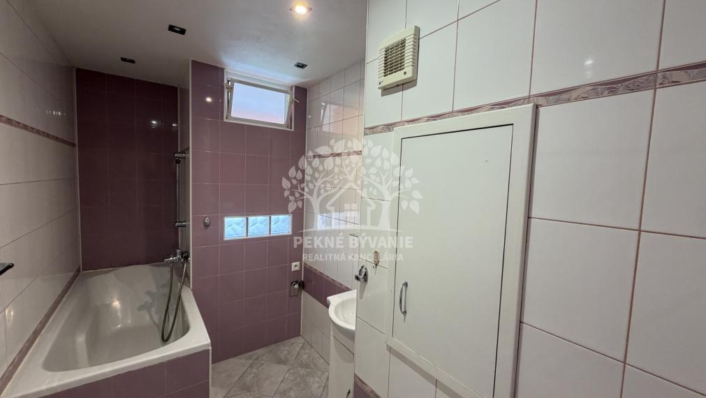 Ponúkame prenájom 2 izbového bytu po rekonštrukcii v Brezne, 64m2,veľký balkón