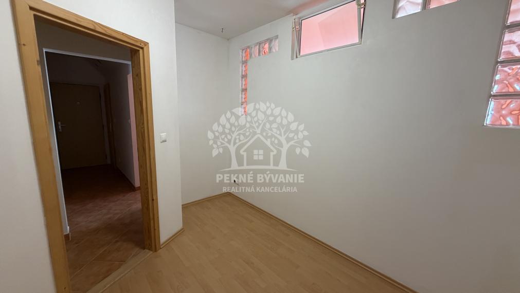 Ponúkame prenájom 2 izbového bytu po rekonštrukcii v Brezne, 64m2,veľký balkón