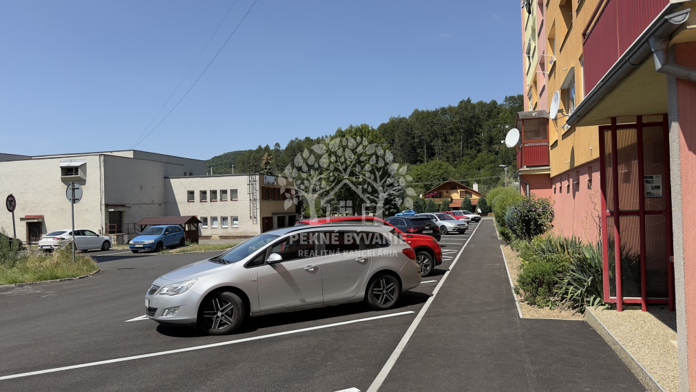 =NA PREDAJ= Slnečný 2-izbový byt s výťahom v Hriňovej–56 m²