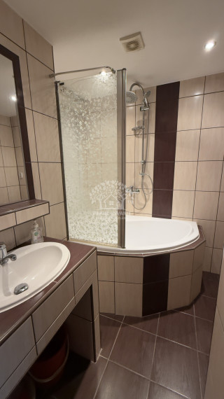 =NA PREDAJ= Slnečný 2-izbový byt s výťahom v Hriňovej–56 m²