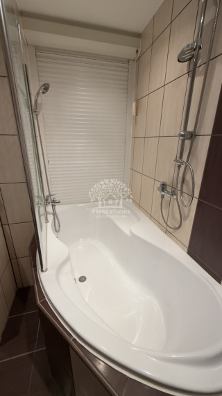 =NA PREDAJ= Slnečný 2-izbový byt s výťahom v Hriňovej–56 m²