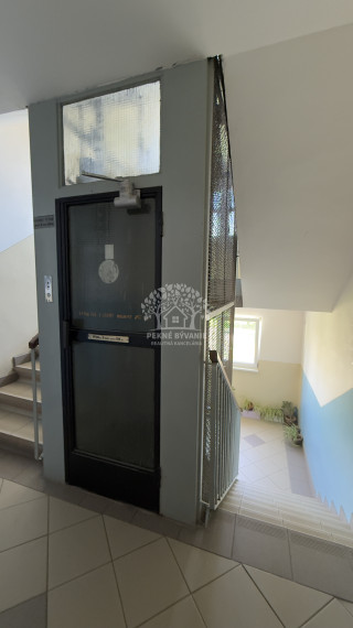 =NA PREDAJ= Slnečný 2-izbový byt s výťahom v Hriňovej–56 m²