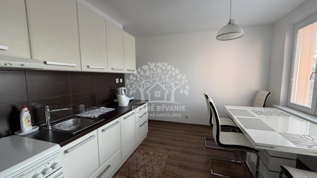 Na prenájom útulný,zrekonštruovaný byt so zariadením a veľkým balkónom v centre Brezna ČSA