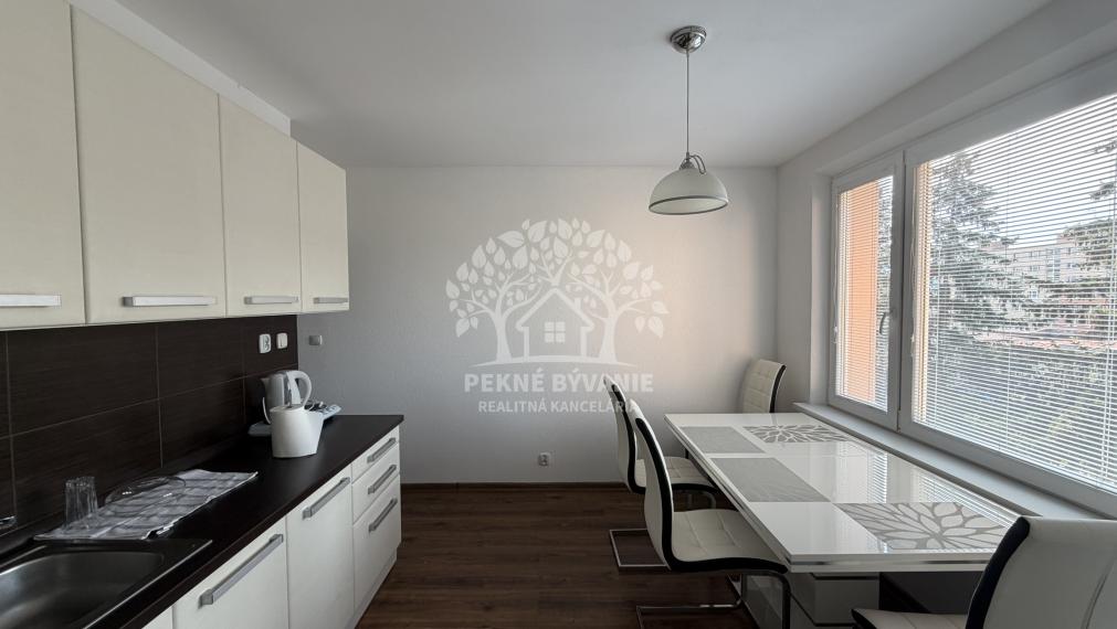 Na prenájom útulný,zrekonštruovaný byt so zariadením a veľkým balkónom v centre Brezna ČSA