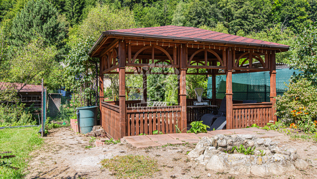 Krásne bývanie - 3i byt s altánkom a veľkou záhradou 318 m2